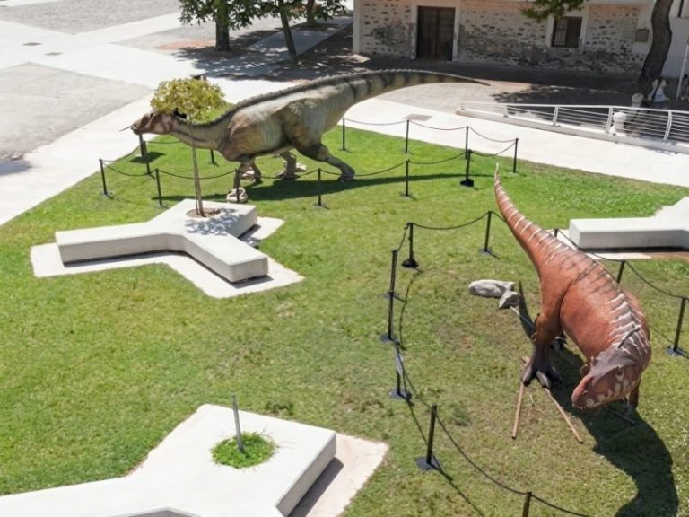 Effetto Jurassic Park sul lungomare di Corigliano-Rossano: arrivano i dinosauri