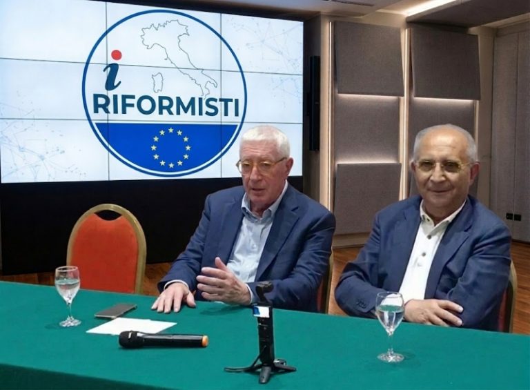 Nuovo logo e attacco al PD, la sfida di Magarò: “Il PD ha fallito, ora tocca a noi”