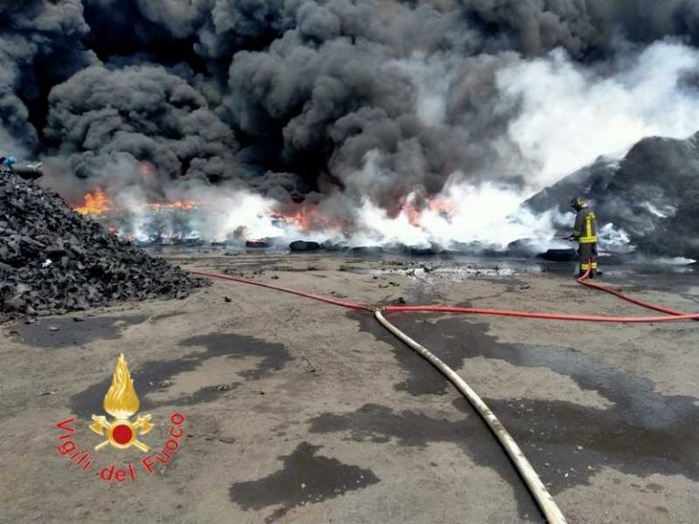 incendio pneumatici lamezia