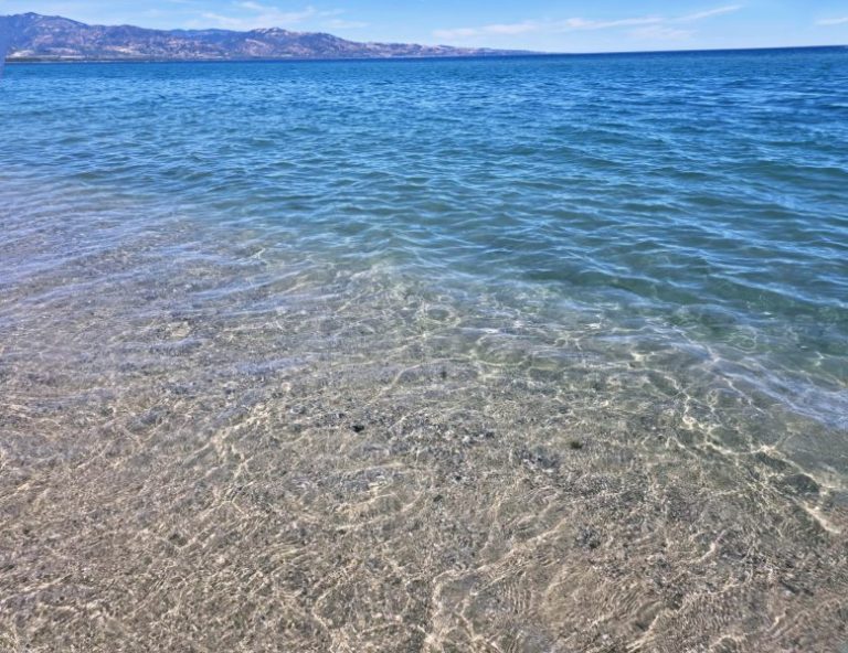 Il risveglio dell’estate a Sibari: un quadro tra cielo azzurro e mare cristallino