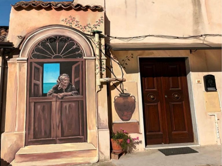La memoria dipinta sui muri di Cariati: storie che il tempo non cancella