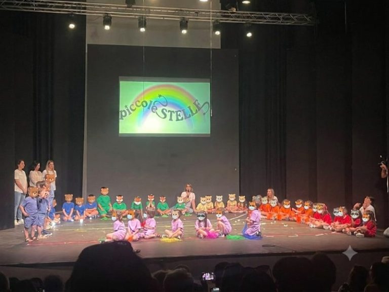 Piccolo grande show al teatro: il successo del musical dell’asilo “Piccole Stelle”