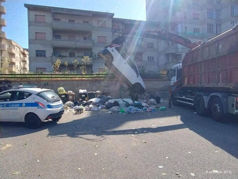 Catanzaro, maxi operazione contro il degrado: rimossi 19 veicoli abbandonati nella zona sud