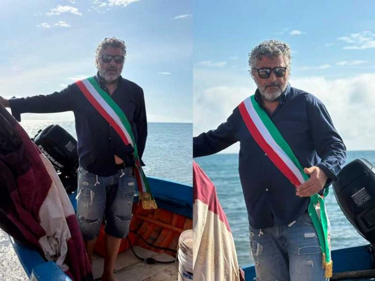 protesta sindaco crucoli