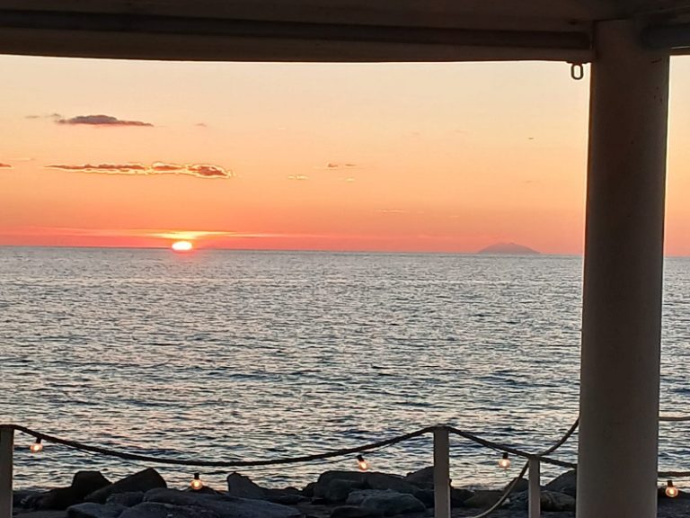 Il tramonto calabrese che batte l’intelligenza artificiale