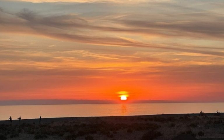 Quando il cielo si fa opera d’arte: il tramonto sulla costa tirrenica calabrese