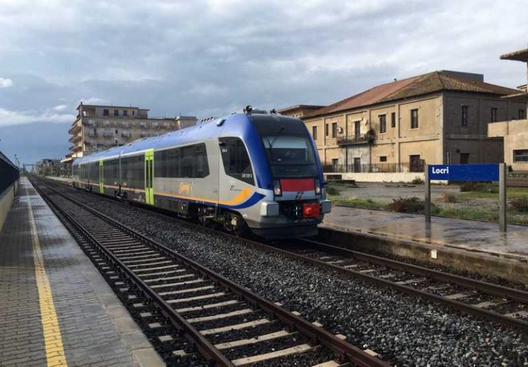 treno stazione locri