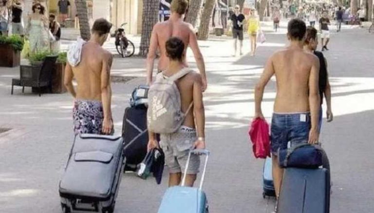 turisti decoro costumi