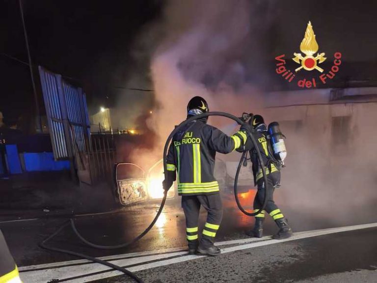 auto in fiamme catanzaro