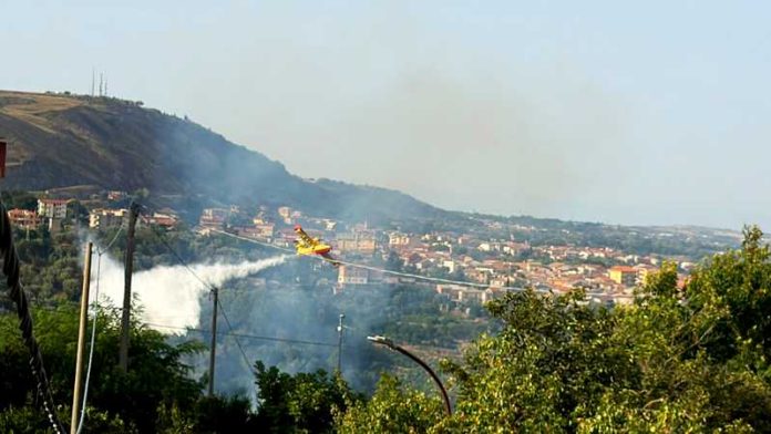 canadair incendio piscopio
