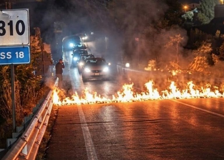 La Calabria continua a bruciare, le fiamme arrivano anche sulla S.S.18