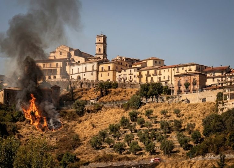 Incendio a Rende centro storico: il Comune chiarisce, “Terreni privati, noi estranei alle colpe”