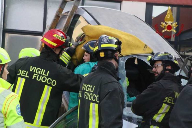 incidente auto vigili del fuoco