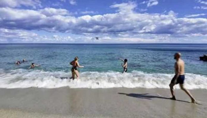 mare bagnanti turisti estate