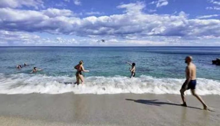 mare bagnanti turisti estate