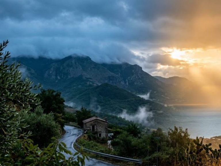 Calabria: piovaschi notturni e clima più mite, ma l’afa sta già ripreparando l’assalto