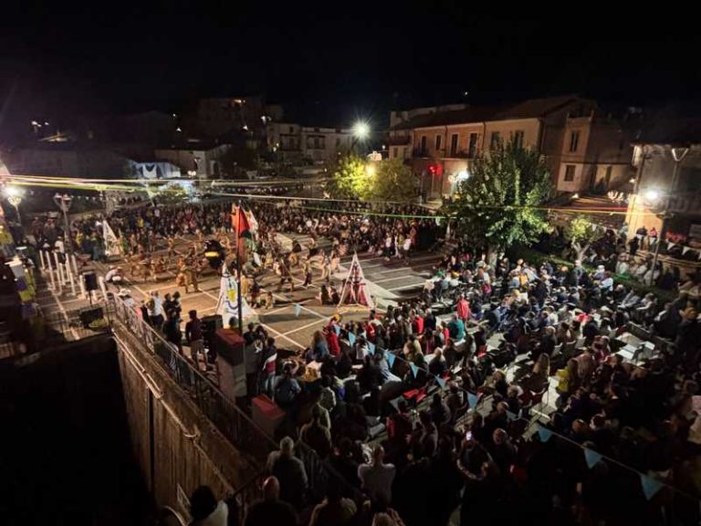 palio rioni bianchi_piazza sera
