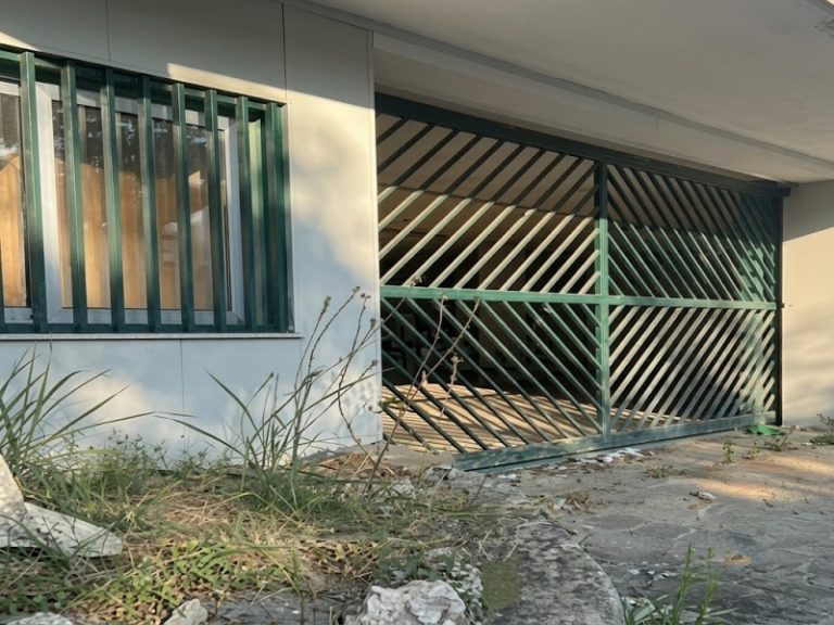 Cosenza, il paradosso di Porta Piana: spesi 465mila euro, ma parcheggio e campetto restano sbarrati