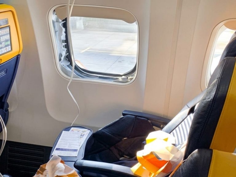 Finestrino rotto in volo: passeggero rischia di essere risucchiato nel vuoto