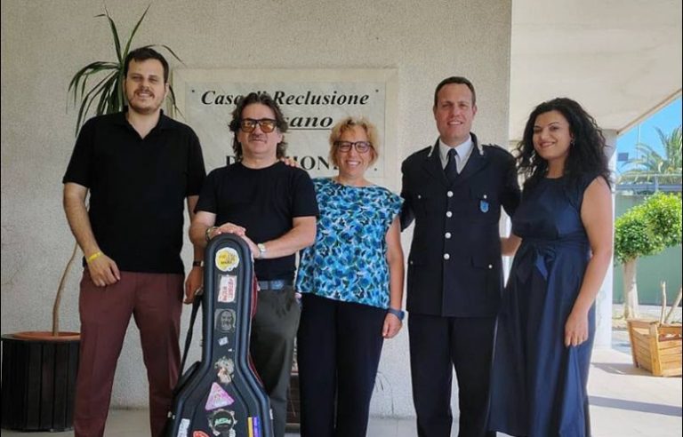 Peppe Voltarelli a Rossano: nuova tappa del viaggio musicale nei penitenziari italiani