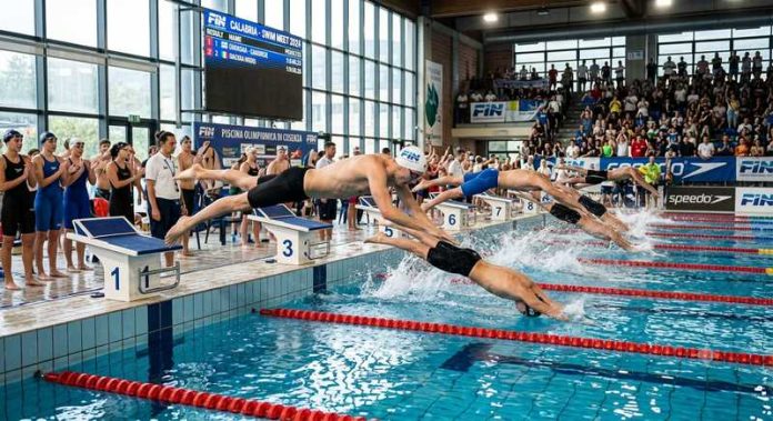 piscina nuoto atleti