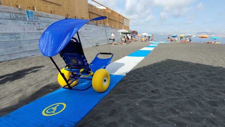 spiaggia disabili passerella sedia