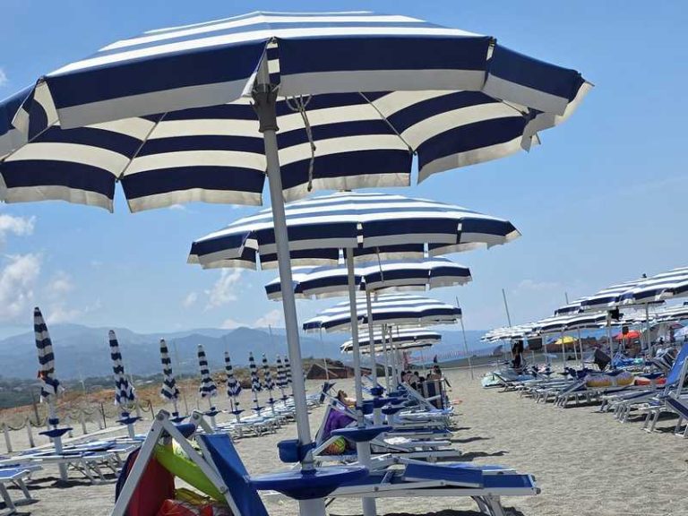 spiaggia ombrelloni paola