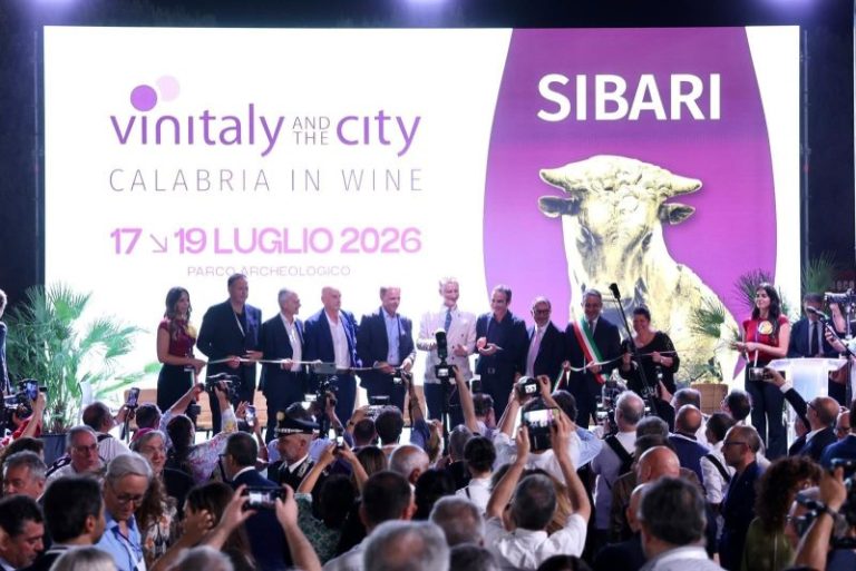 Prima serata da record al Vinitaly di Sibari: il successo della Calabria strega Ministri e istituzioni