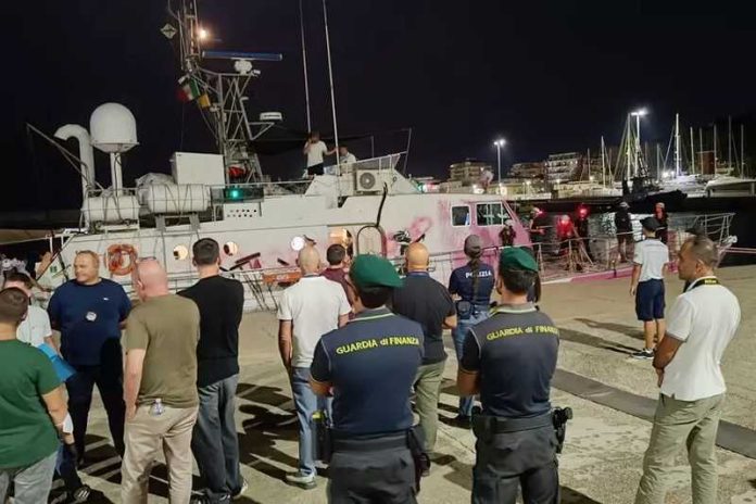 Crotone sbarco migranti 2026