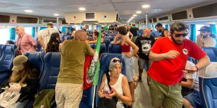 Aliscafo in ritardo verso il corteo No Ponte: la denuncia di Avs Calabria