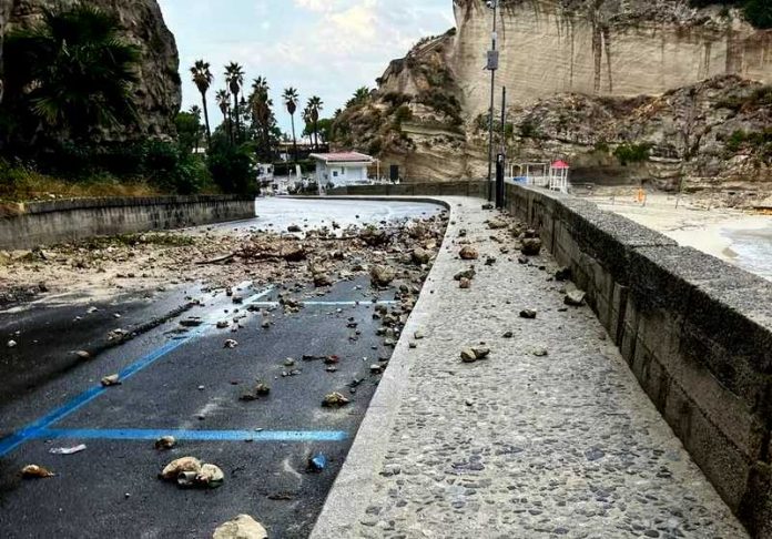 crollo detriti rupe tropea