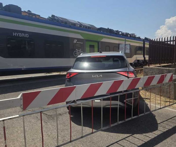 macchina passaggio a livello montepaone