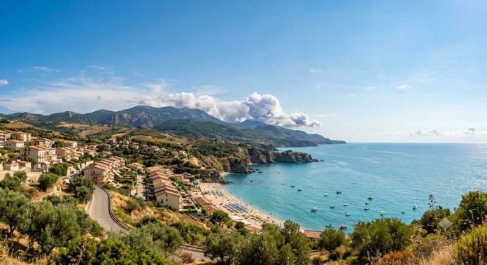 panorama estate mare montagna nuvole