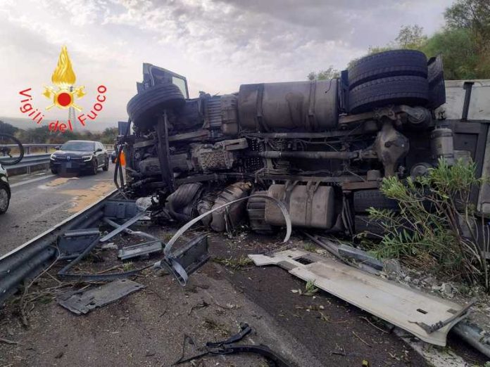 tir ribaltato A2 frascineto