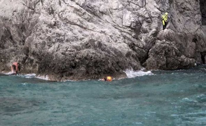 turisti bloccati scogliera capo vaticano
