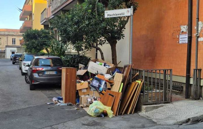 abbandono rifiuti vibo centro