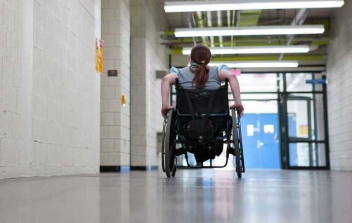 disabilita carrozzina ragazza