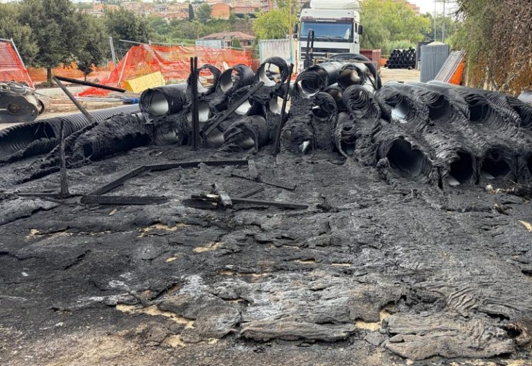 Raid incendiario al terminal bus di Vibo Valentia, il sindaco: “Nessun passo indietro sulla legalità”