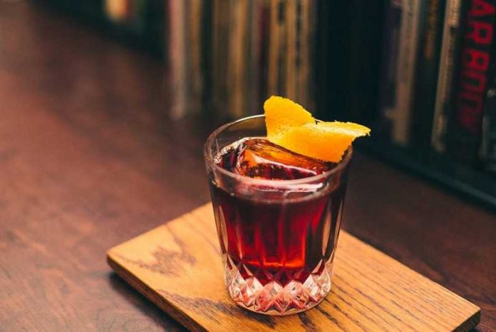 mixology cocktail negroni