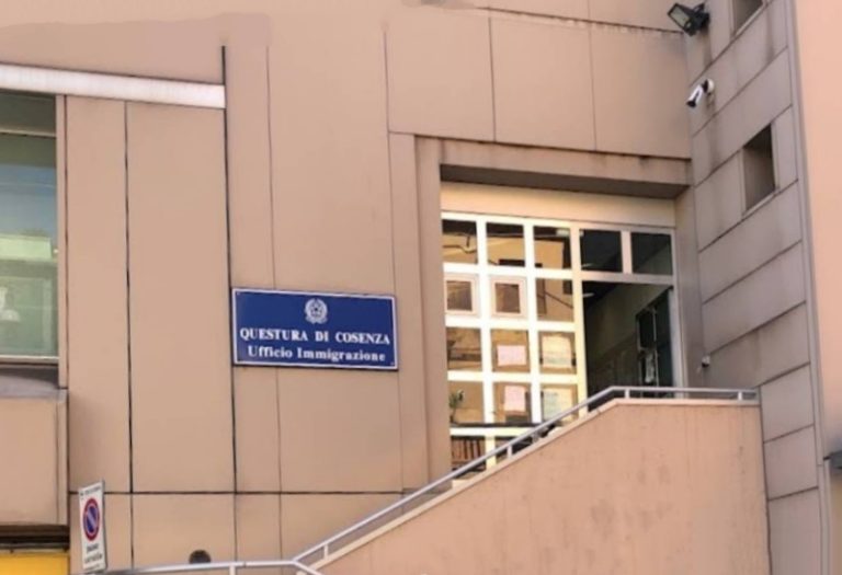 Controlli della polizia a Cosenza: espulso irregolare pluripregiudicato