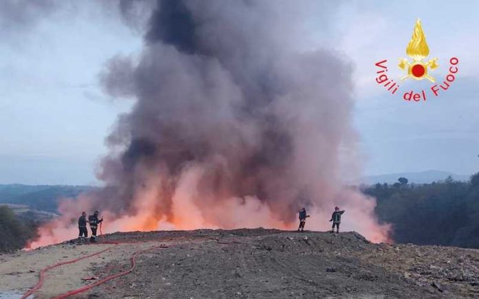 Incendio alla discarica di Pianopoli