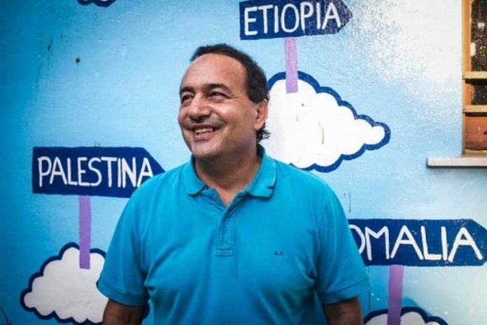 Mimmo Lucano nei primi anni dell'accoglienza migranti