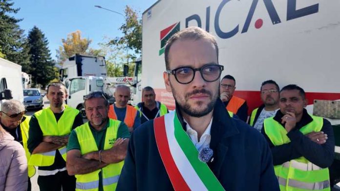 Paolo Pappaterra sindaco di Mormanno con i manifestanti