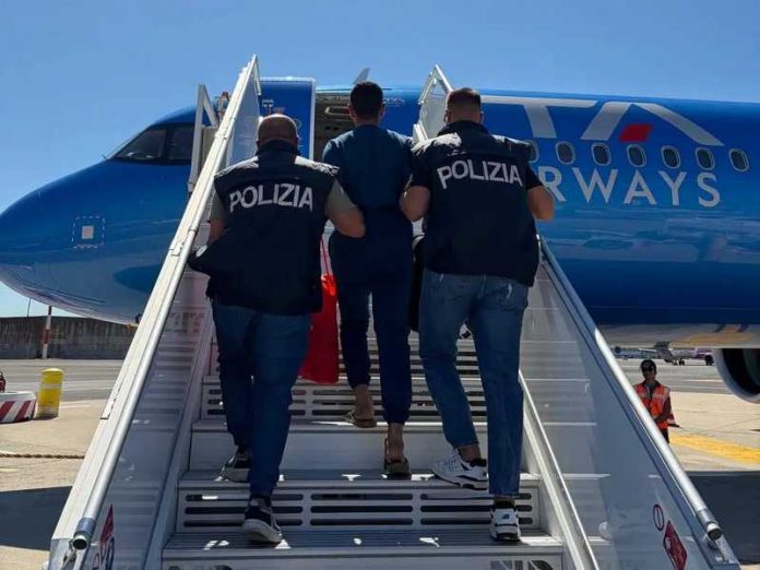 Polizia Crotone rimpatrio straniero