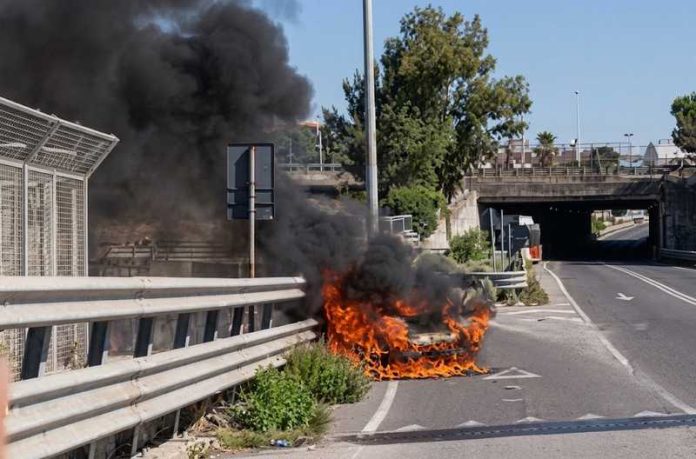 auto in fiamme catanzaro lido