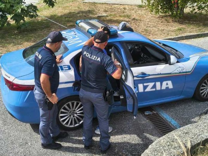 auto polizia poliziotti extracomunitario