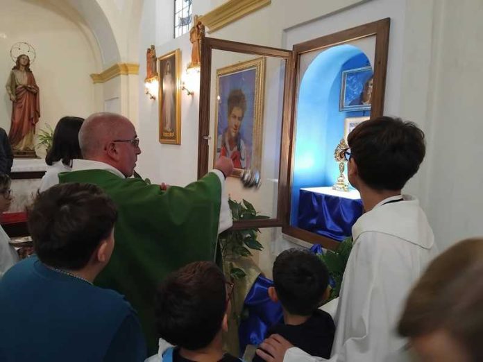 decollatura nicchia San Carlo Acutis