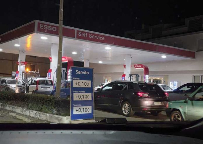 fila distributore carburanti 2026