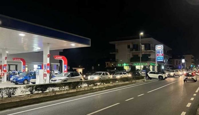 fila distributore carburanti