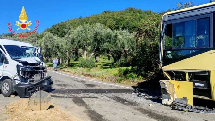 incidente sp120 autobus furgone